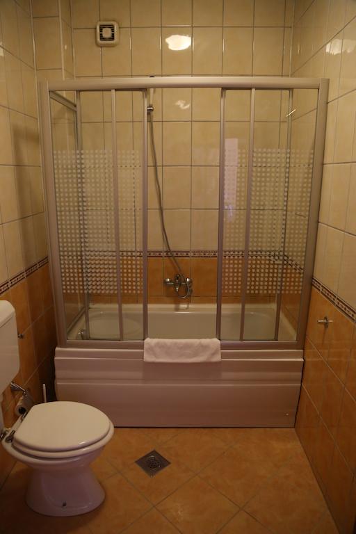 Hotel Apollonia Prishtinë Bilik gambar
