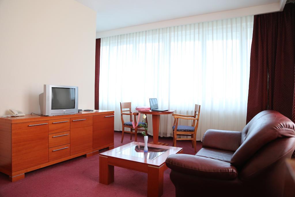 Hotel Apollonia Prishtinë Bilik gambar