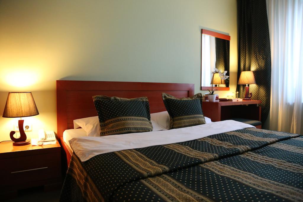 Hotel Apollonia Prishtinë Bilik gambar