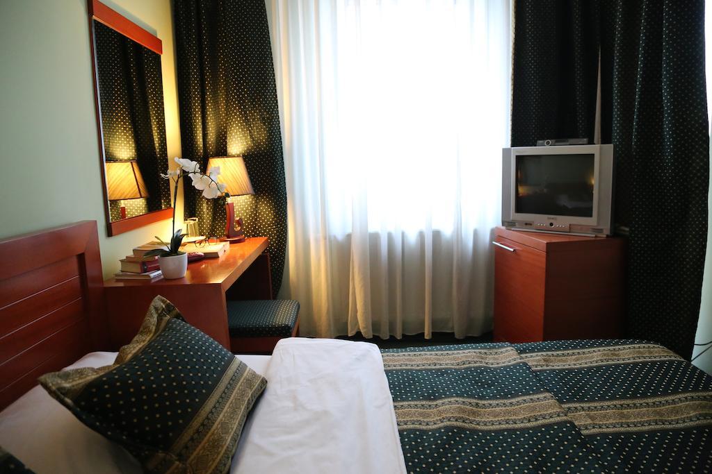 Hotel Apollonia Prishtinë Bilik gambar