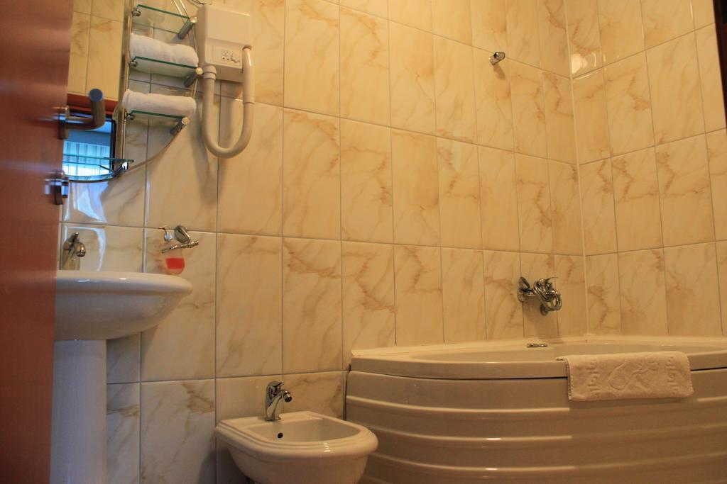 Hotel Apollonia Prishtinë Bilik gambar