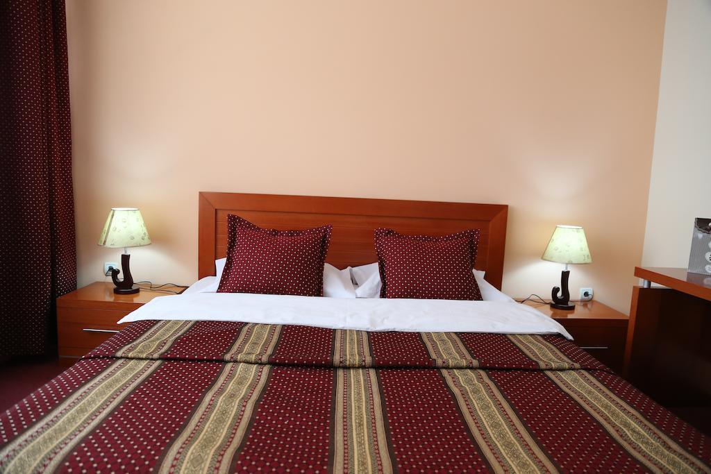 Hotel Apollonia Prishtinë Luaran gambar